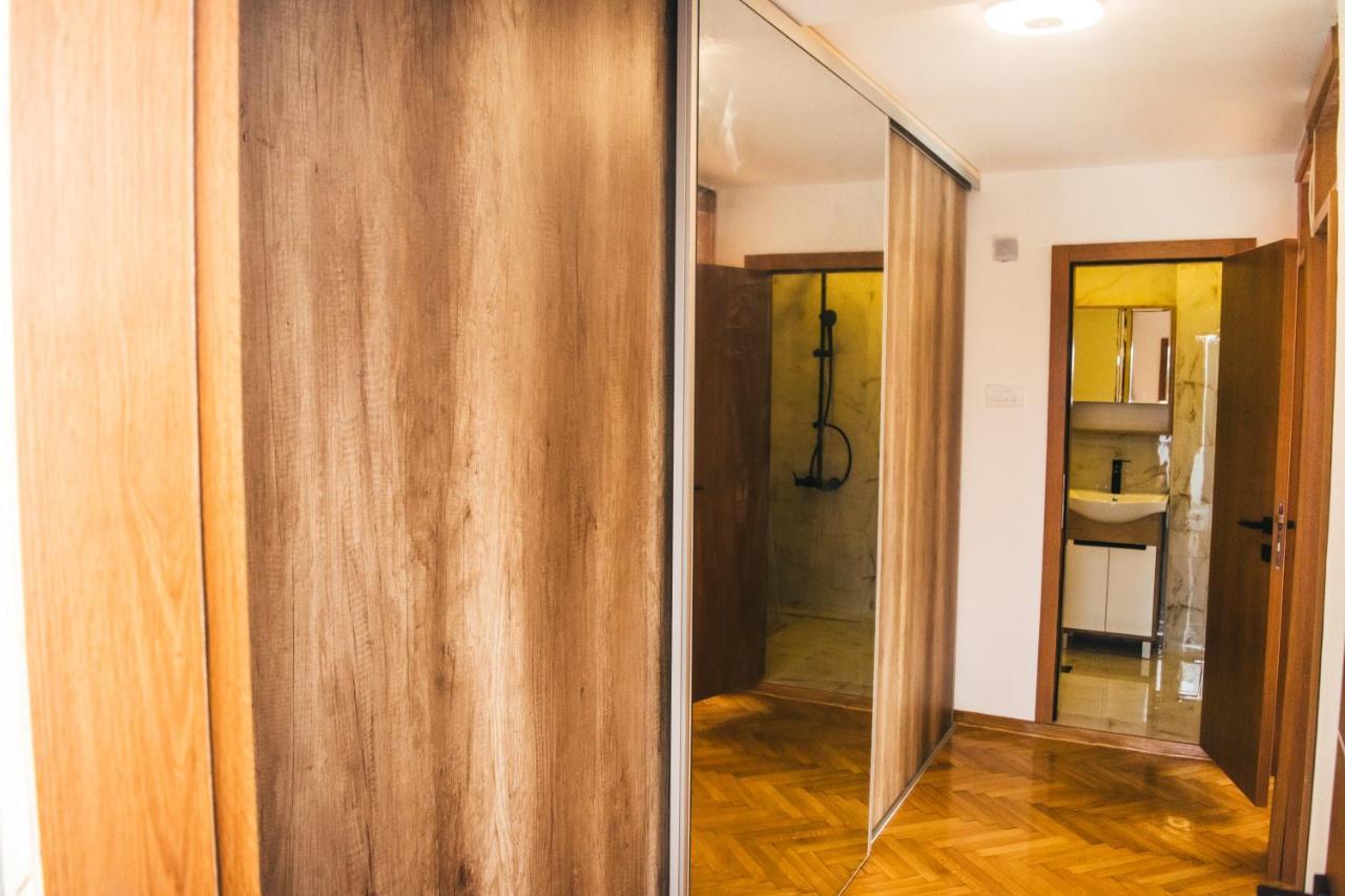 Appartamento Aparment Theatre Ni Esterno foto